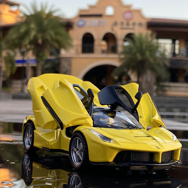 Experience the Thrill of the Iconic Ferrari Laferrari with Our 1:32 Scale Diecast Replica - High Simulation Sound and Light Effects - Perfect Gift for Car Enthusiasts of All Ages